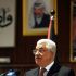 Mahmoud Abbas, presidente da ANP e líder de Al Fatah. Ao fondo, un retrato de Yasser Arafat