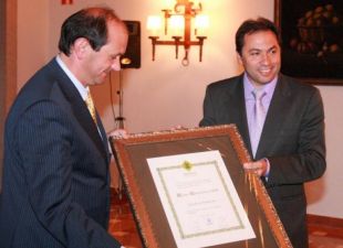 O presiedente da Deputación de Pontevedra, Rafael Louzán, na entrega do premio Entreculturas ao alcalde de Ponteareas, Salvador González Solla