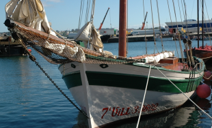 O buque Nueva Sofía no peirao de Curuxeiras en Ferrol durante o VIII Encontro de Embarcacións Tradicionais (xullo de 2008)