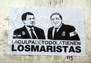 Un cartaz alusivo a dous dos "eternos" dirixentes coruñeses, Paco Vázquez e Lendoiro, que estudaron xuntos, mesa con mesa / Flickr: seretuaccidente