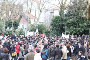 Pasadas as 11.00 horas, a xente xa ateigaba a Alameda (clique para ampliar)